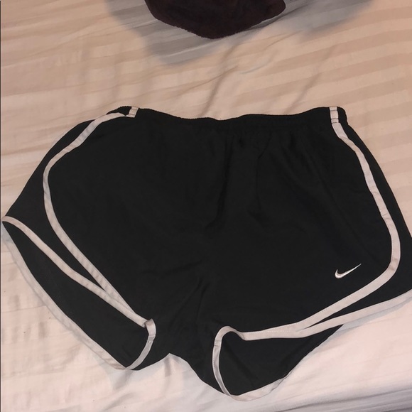 nike shorts - worn once but are too big to fit me - Picture 3 of 3